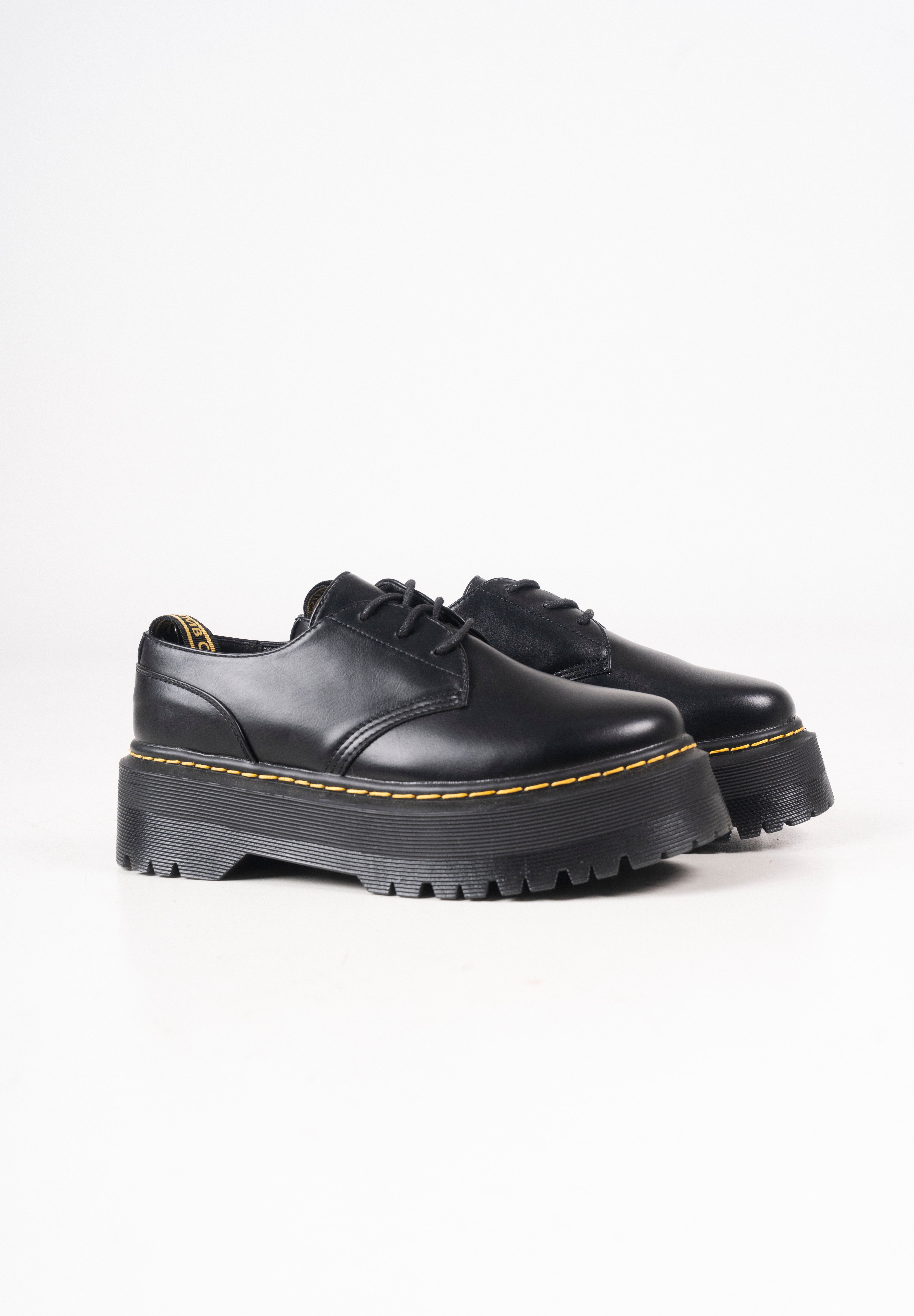 Zapato negro plataforma